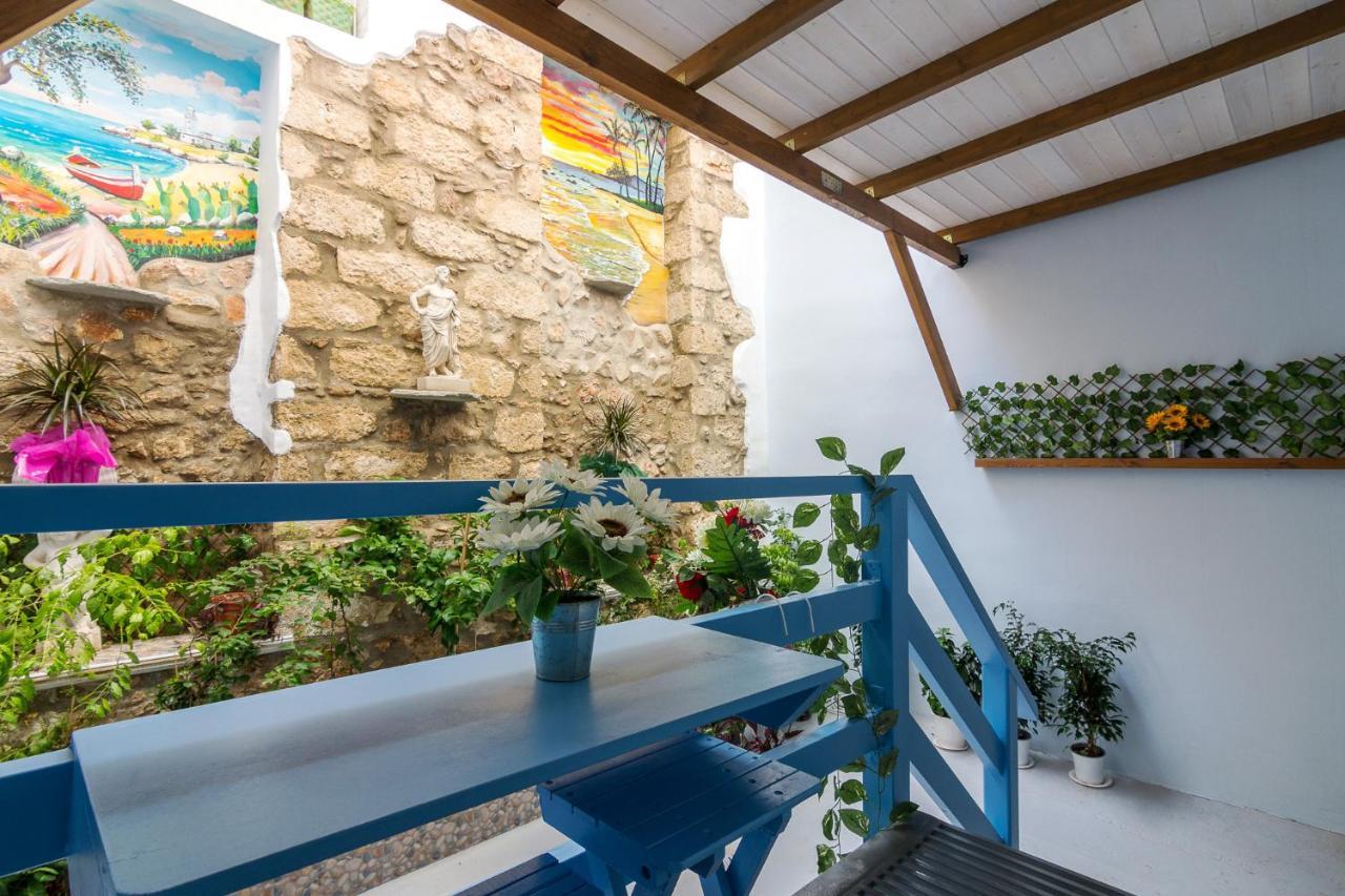 Wonderful Renovated Apartment With Private Patio アテネ エクステリア 写真