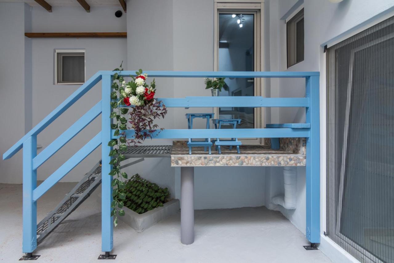 Wonderful Renovated Apartment With Private Patio アテネ エクステリア 写真