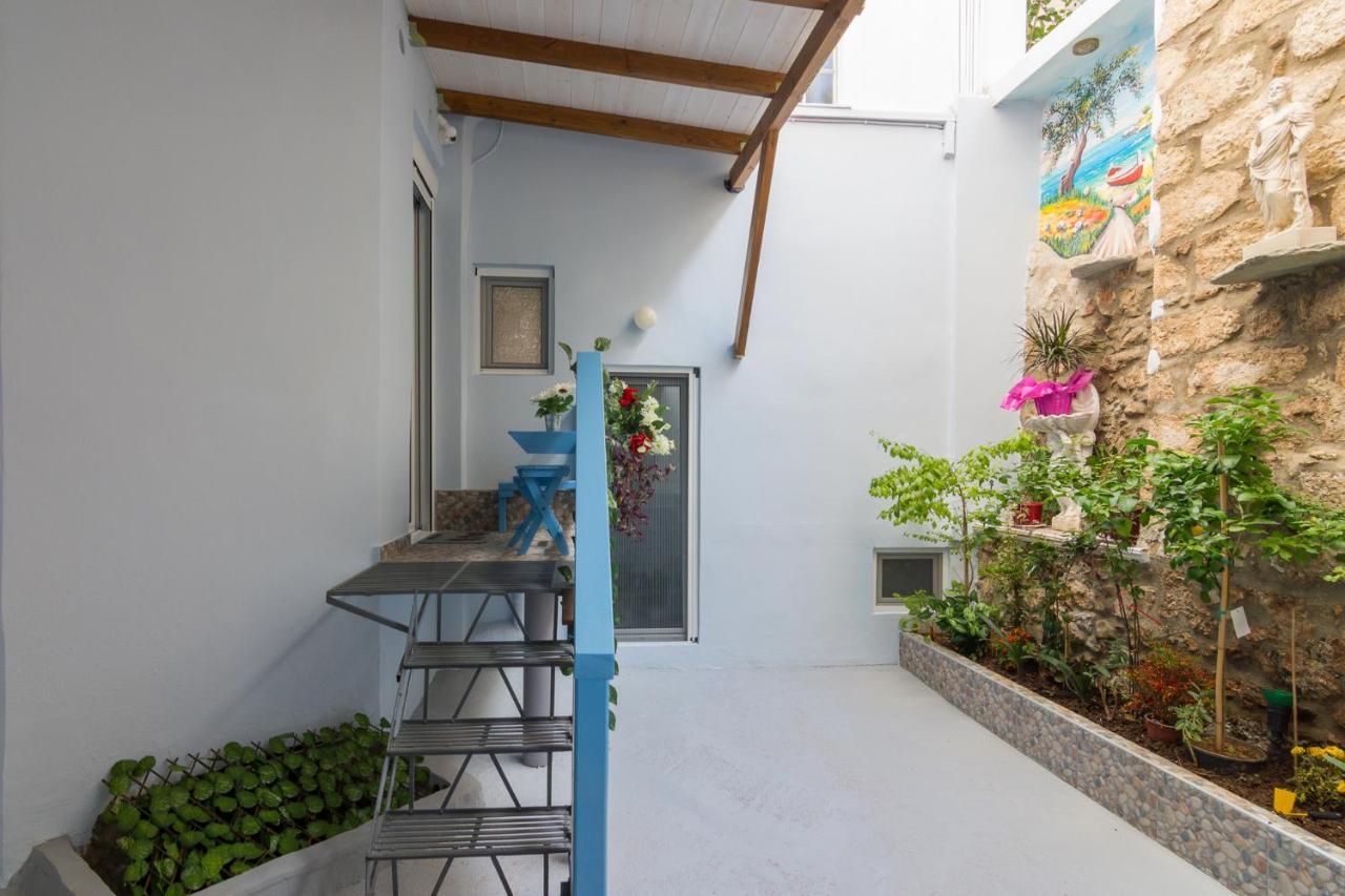 Wonderful Renovated Apartment With Private Patio アテネ エクステリア 写真